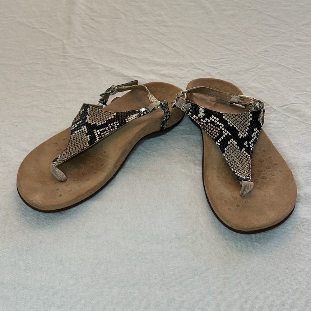 Vionic Women's Kirra Thong Sandal Leather Size 7.5 Snake Print - Picture 2 of 5